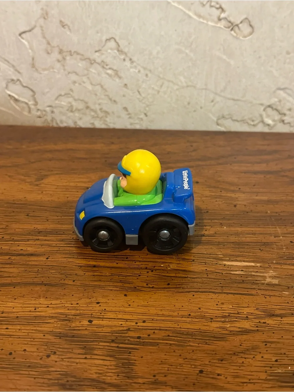 2009 Fisher-Price Little People Wheelies Race Car Blue with Yellow Helmet